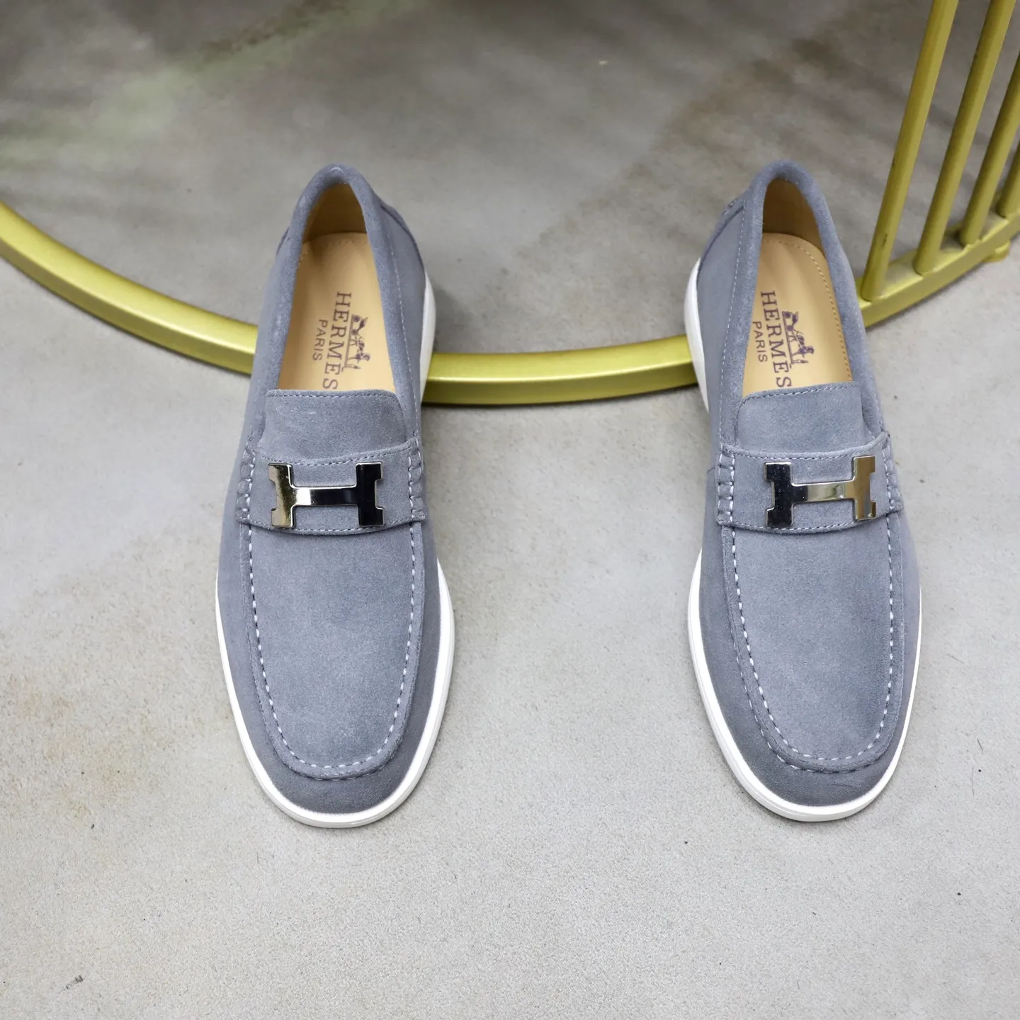 Ex-factory price: 540💰Hermès/Hermès slip-on men's shoes. This shoe is made of imported cow suede leather, with simple and smooth lines, and a 3CM rubber foam ultra-light sole combined with aerodynamic design! Youthful and fashionable, H button decoration, contrasting leather embellishment on the heel, calf lining to gently wrap your feet, with embossed logo cowhide feet, leather rock strips, casual and urban style, highlighting youthful vitality, sports and leisure version, super versatile Size number: 38-39-40-41-42-43-44 Standard leather shoe size (45 can be customized but does not support returns)